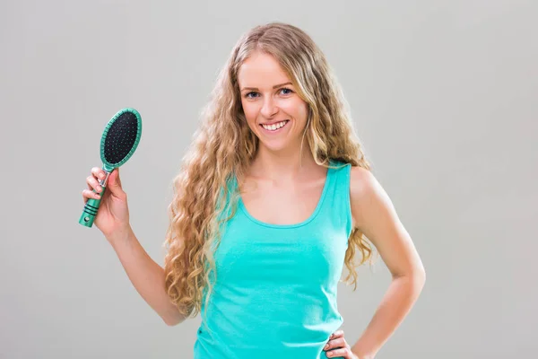 Mujer peinándose el pelo — Foto de Stock