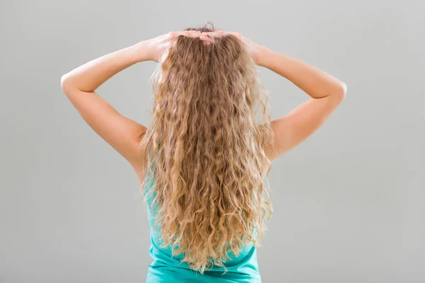 Красива блондинка довге волосся — стокове фото