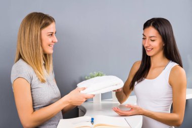 İki kadın fitness merkezi resepsiyonda