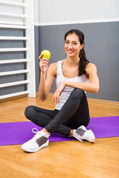 Fitness donna mangiare mela — Foto Stock