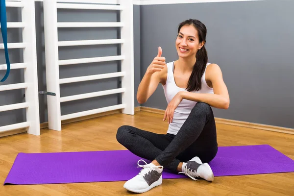 Fitness donna mostrando pollice in su — Foto Stock