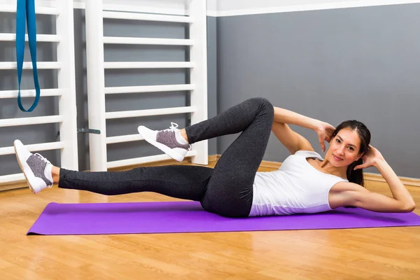 Mujer fitness practicando — Foto de Stock