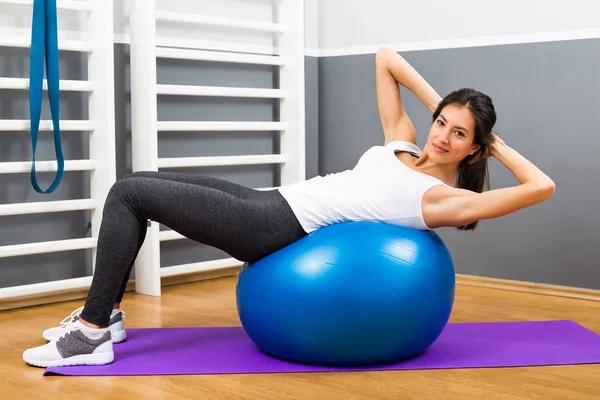 Mujer fitness practicando con pelota de pilates — Foto de Stock