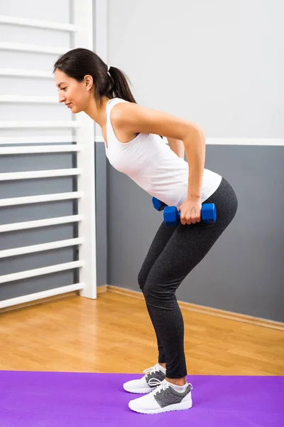 Mujer fitness practicando con pesas —  Fotos de Stock