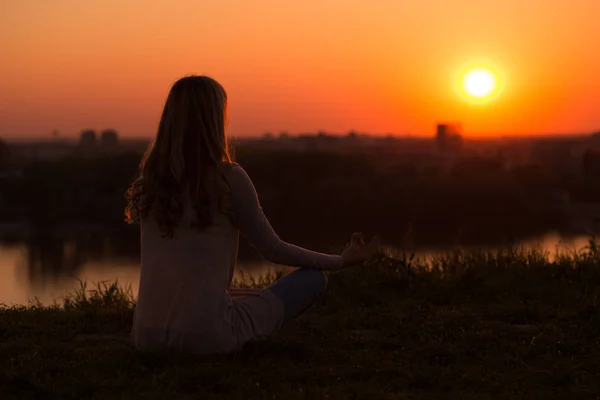 Mujer meditando al aire libre — Foto de Stock