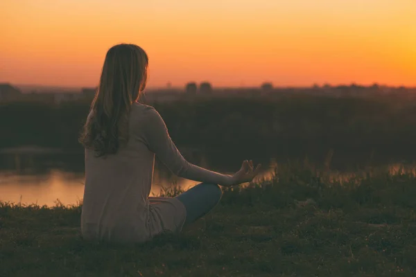 Mujer meditando al aire libre —  Fotos de Stock