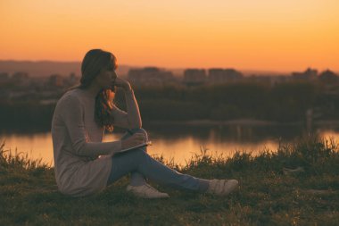 Düşünme ve yazma üzgün kadın