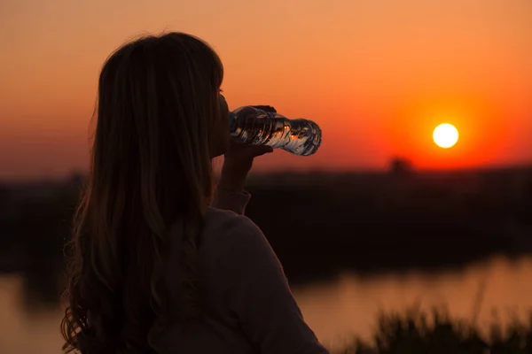 女性飲料水 — ストック写真
