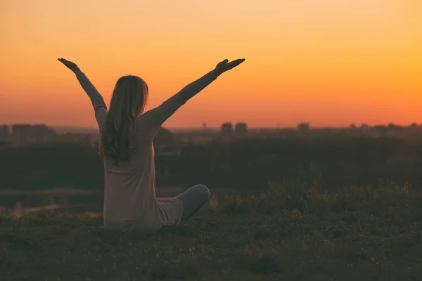 Woman meditating outdoor — Stock Photo, Image