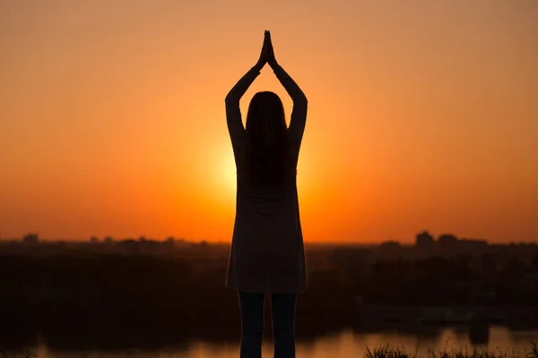 Женщина медитирует на открытом воздухе — стоковое фото