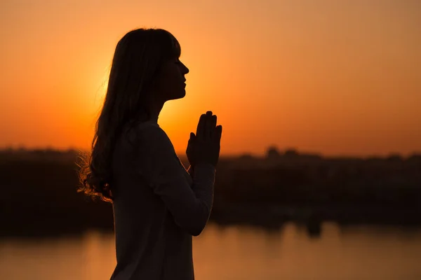 Женщина медитирует на открытом воздухе — стоковое фото