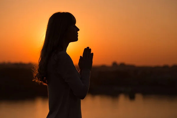 Mujer meditando al aire libre — Foto de Stock