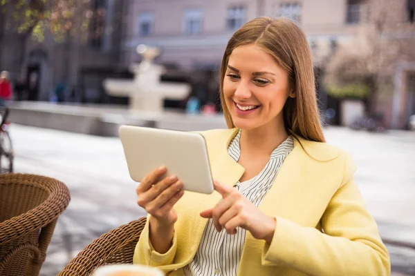 Woman using digital tablet — Stock Photo, Image