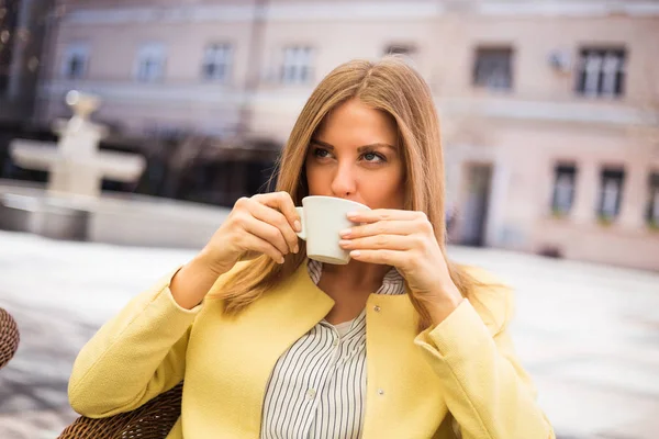 Mujer bebiendo café —  Fotos de Stock