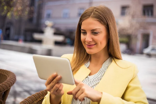 Woman using digital tablet — Stock Photo, Image