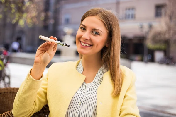 Mujer usando cigarrillo electrónico —  Fotos de Stock