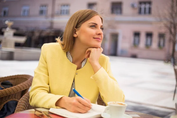 Geschäftsfrau arbeitet im Café — Stockfoto