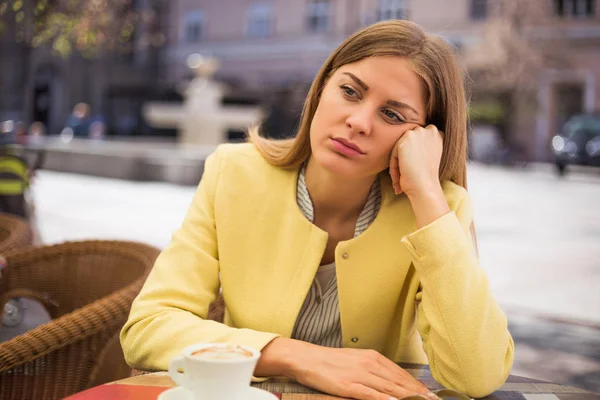 Donna triste al caffè — Foto Stock