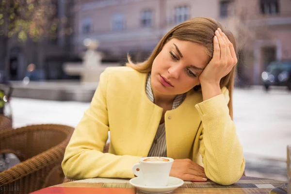 Mujer triste en el café —  Fotos de Stock