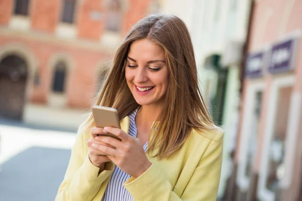 Woman using phone — Stock Photo, Image