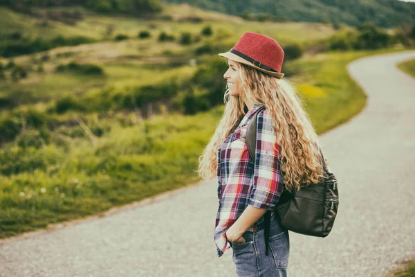 Woman enjoys at the view outdoor — Stock Photo, Image