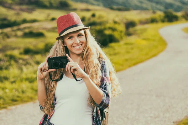 Vrouw met de camera op het land — Stockfoto