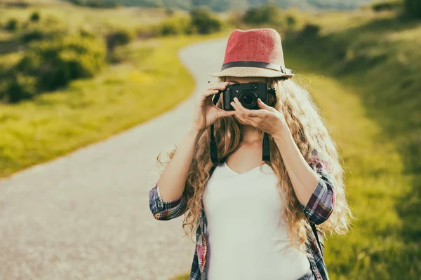 Femme avec caméra à la campagne — Photo