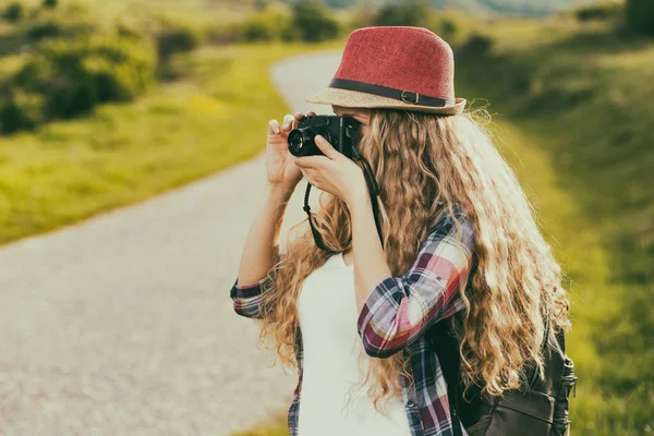 Kvinna med kameran på landet — Stockfoto