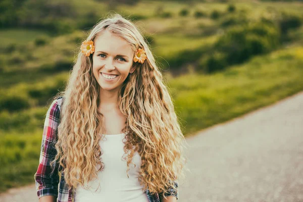 Hermosa mujer rubia con flores en el pelo — Foto de Stock