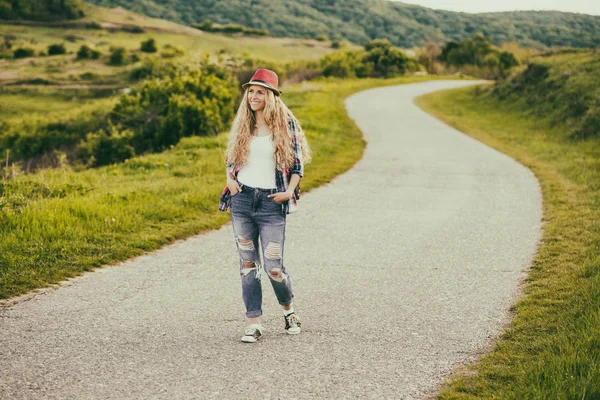 Donna gode di camminare in campagna — Foto Stock