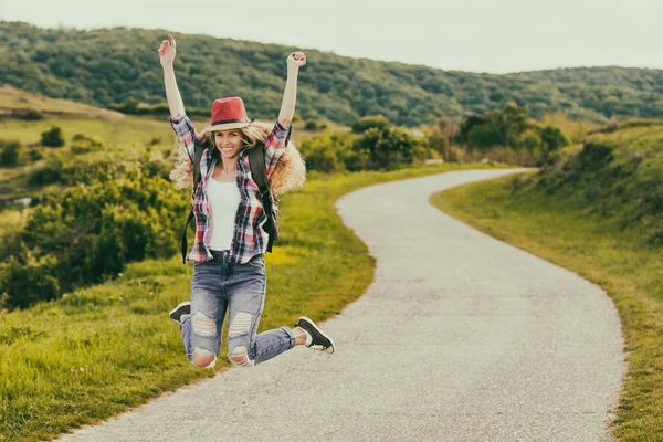 Mujer saltando en el camino del campo — Foto de Stock