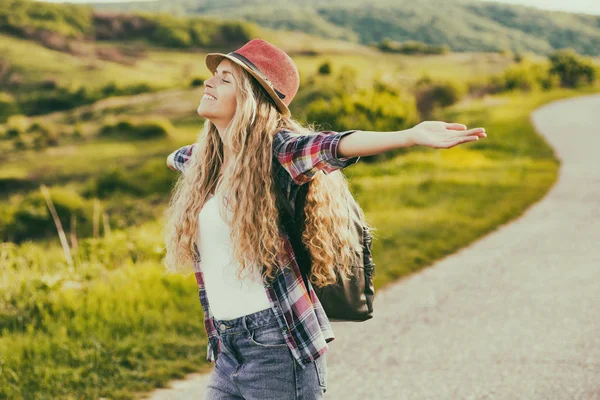 Mujer disfruta al aire libre — Foto de Stock