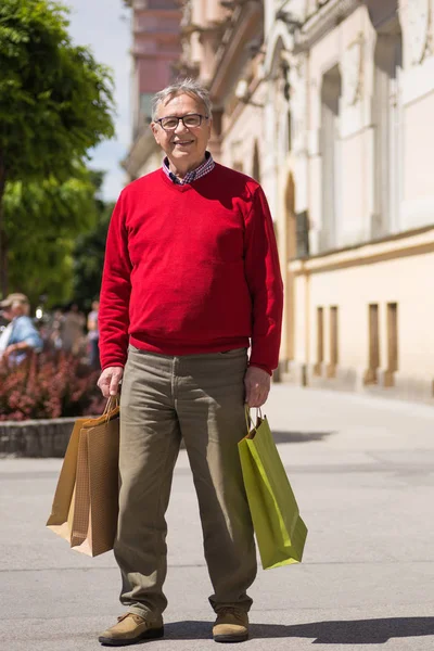 Hombre mayor de compras en la ciudad —  Fotos de Stock