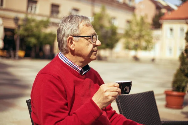 Hombre mayor bebiendo café y pensando —  Fotos de Stock