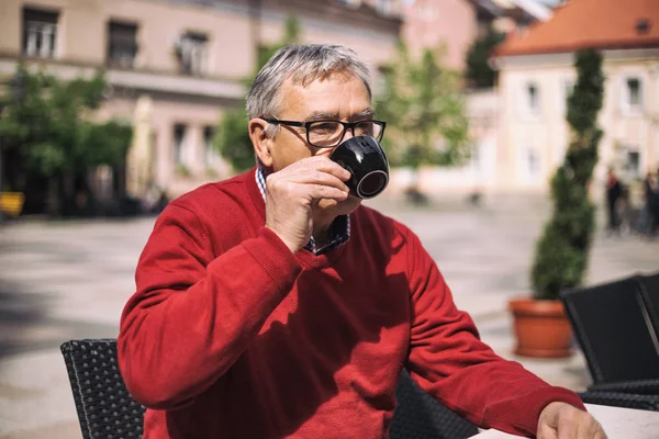 Homme âgé buvant du café — Photo