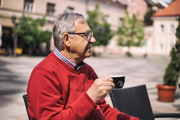 Heureux homme âgé boire du café — Photo