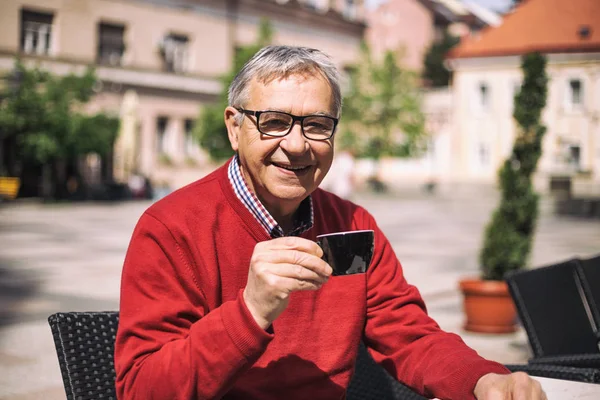 Heureux homme âgé boire du café — Photo