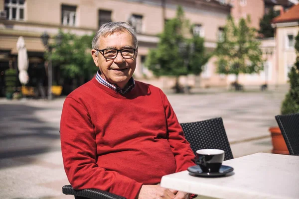 Счастливый пожилой человек пьет кофе — стоковое фото