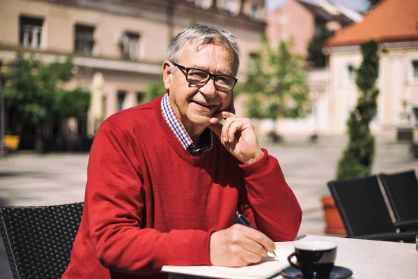 Senior biznesmen pracy w barze — Zdjęcie stockowe