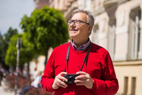 Starszy człowiek turystycznych fotografowanie w city — Zdjęcie stockowe