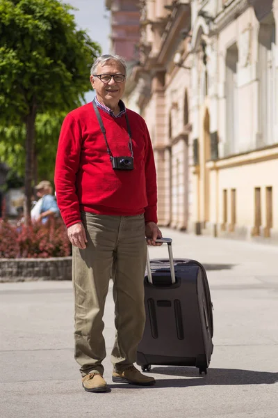 Senior man tourist  at the city — Stock Photo, Image