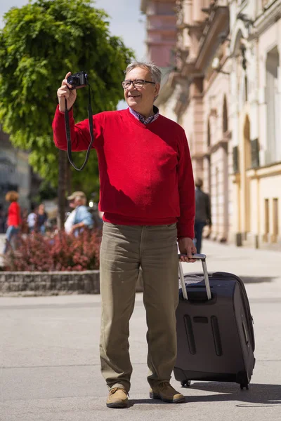 Hombre mayor turista fotografiando en la ciudad — Foto de Stock