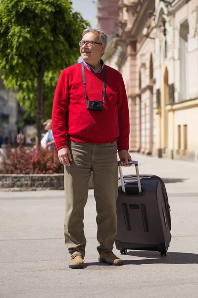 Senior man tourist  at the city — Stock Photo, Image