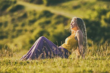 Doğada oturan kadın