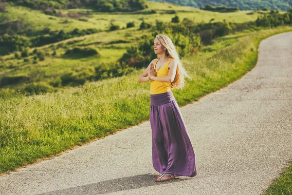 Doğada meditasyon kadın — Stok fotoğraf