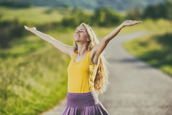 Gelukkige vrouw in de natuur — Stockfoto