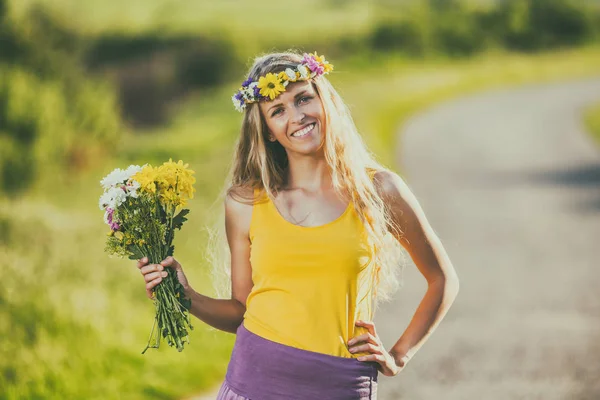 Vrouw met boeket bloemen — Stockfoto