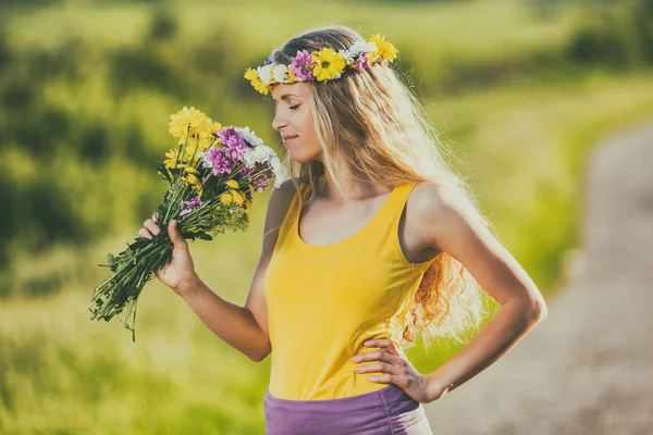 Vrouw ruikende bloemen — Stockfoto