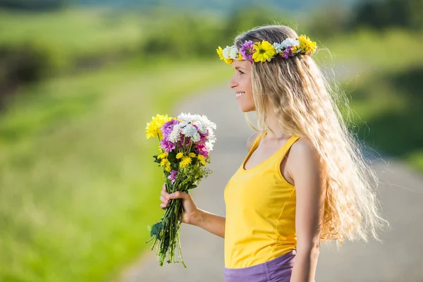 Kvinna som håller bukett blommor — Stockfoto