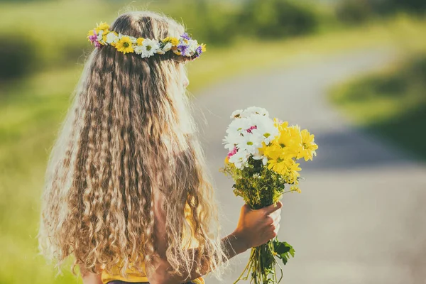 Kvinna med vackra blonda hår och blommor — Stockfoto